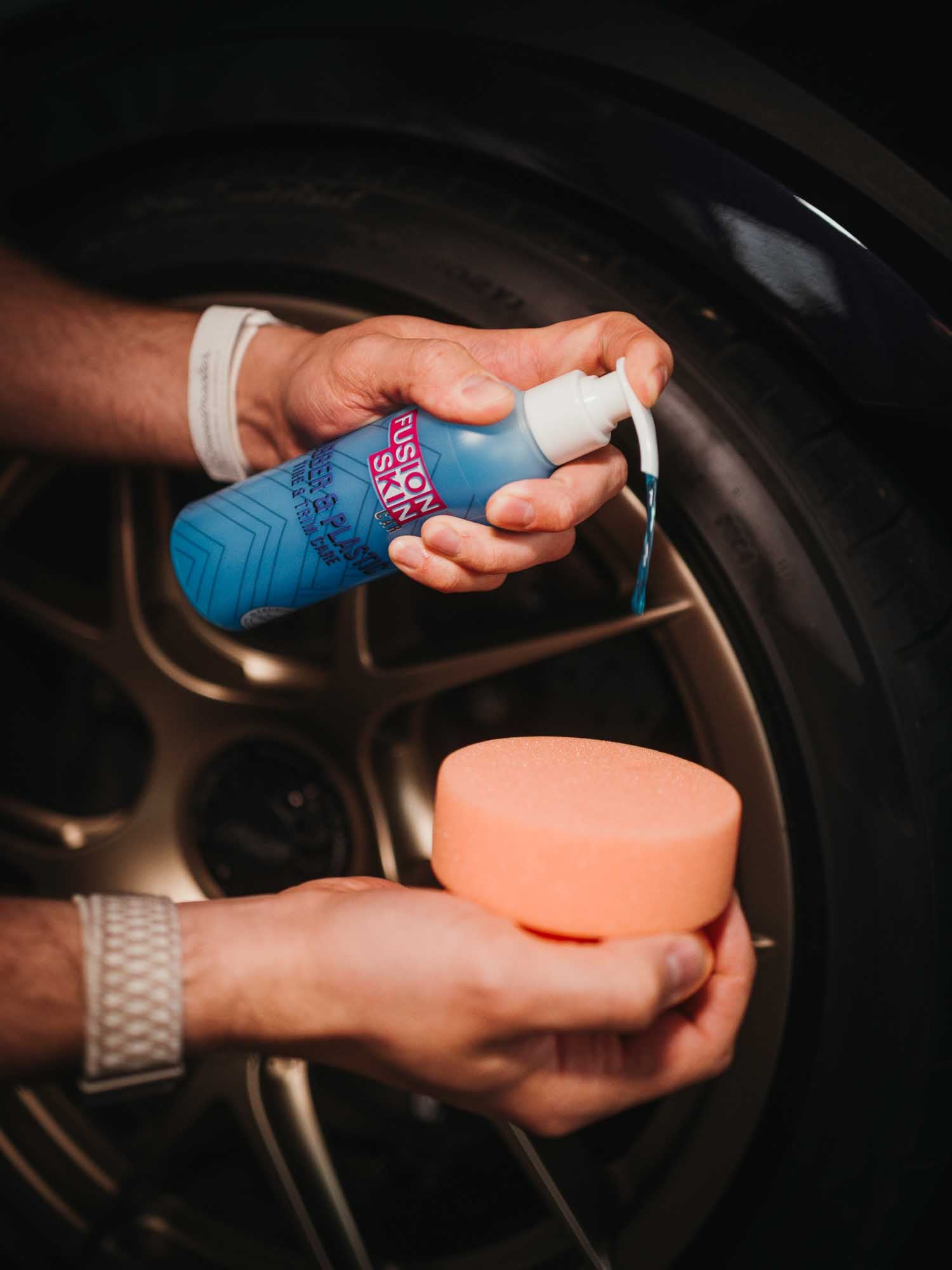 Reifen- & Kunststoffpflege Set – Rubber & Plastic + Detail Pad | Fusion Skin –  von Fusion Skin